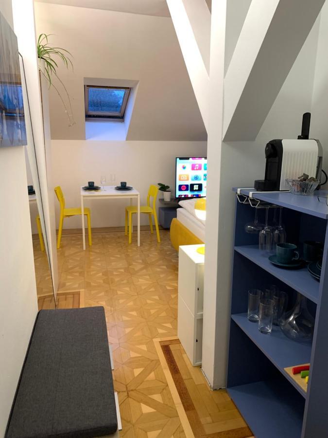 Small But Charming-Yellow Appartement バーデン エクステリア 写真