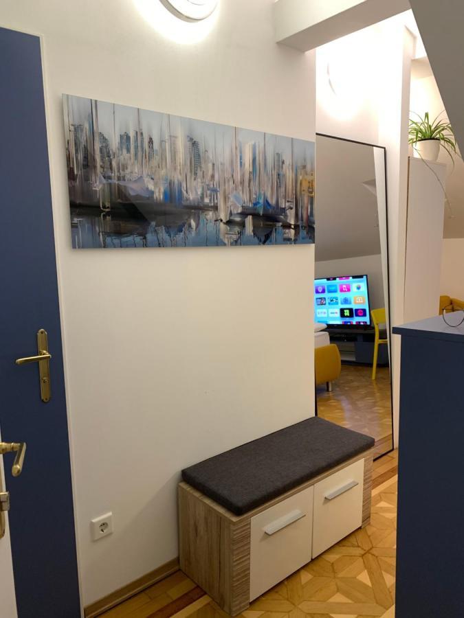 Small But Charming-Yellow Appartement バーデン エクステリア 写真