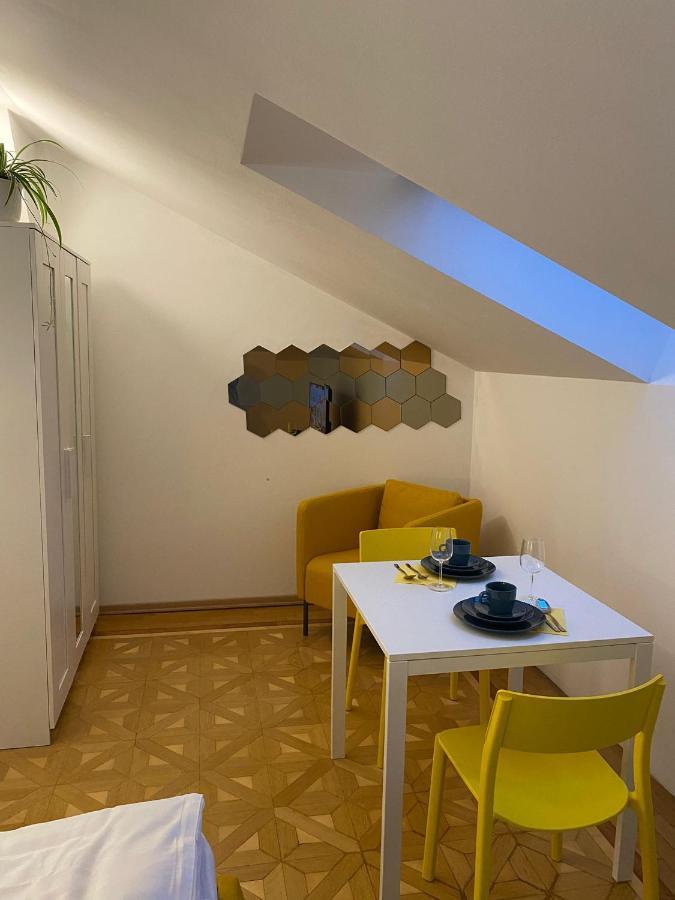 Small But Charming-Yellow Appartement バーデン エクステリア 写真