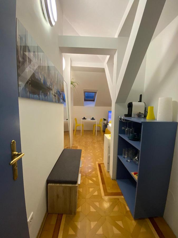Small But Charming-Yellow Appartement バーデン エクステリア 写真