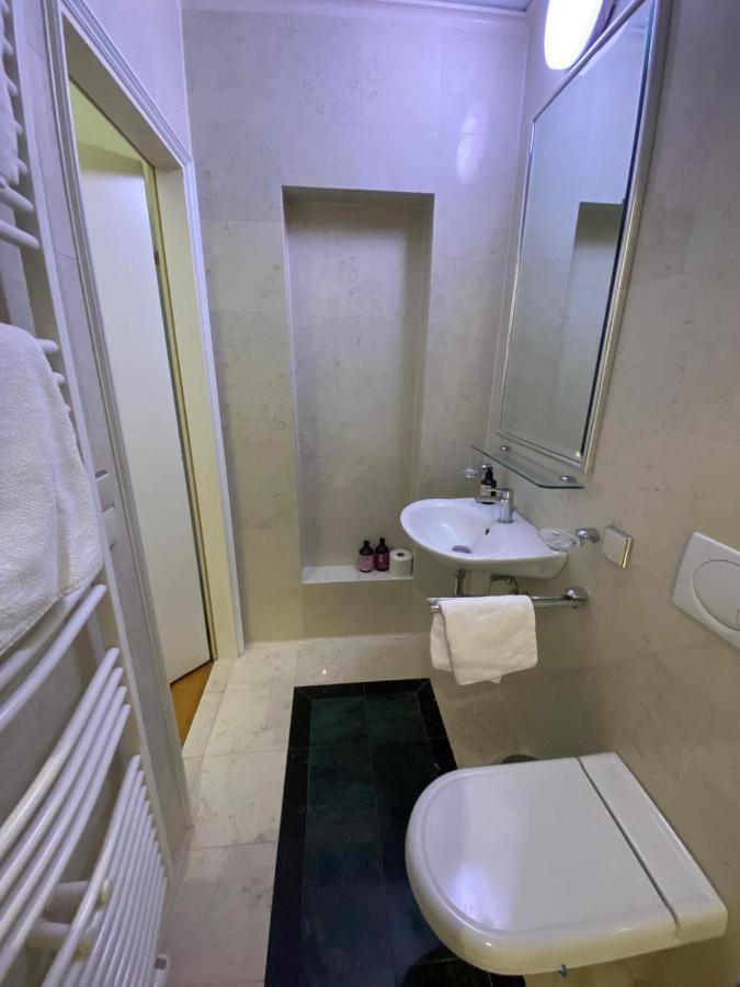 Small But Charming-Yellow Appartement バーデン エクステリア 写真