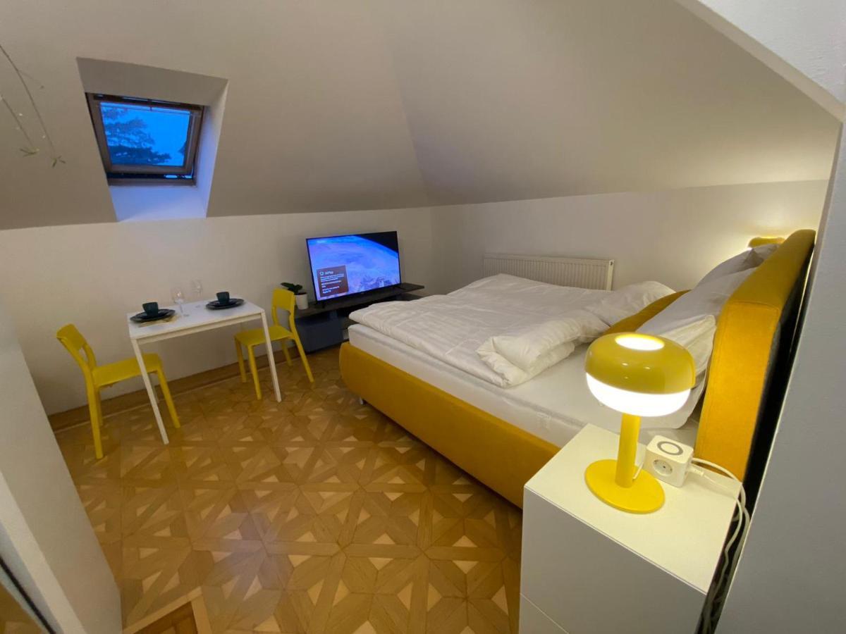 Small But Charming-Yellow Appartement バーデン エクステリア 写真